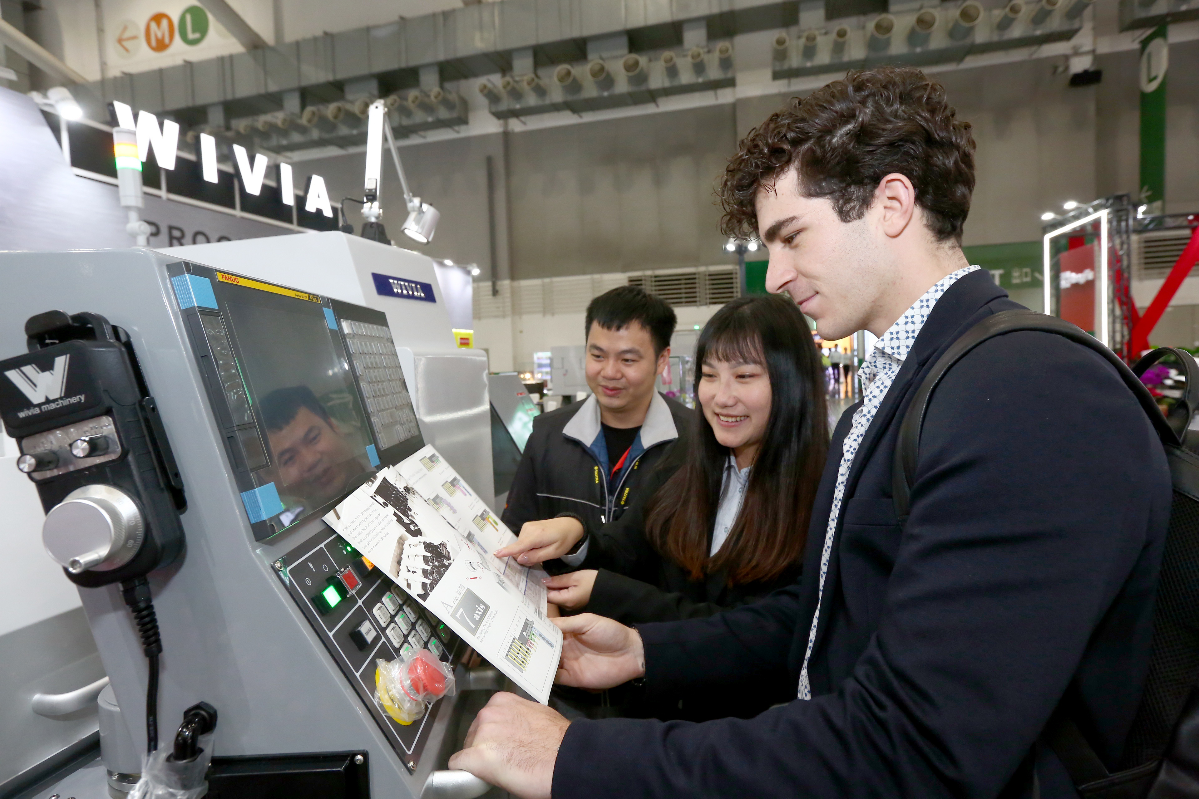 國際買主認真聆聽參展廠商現場產品介紹