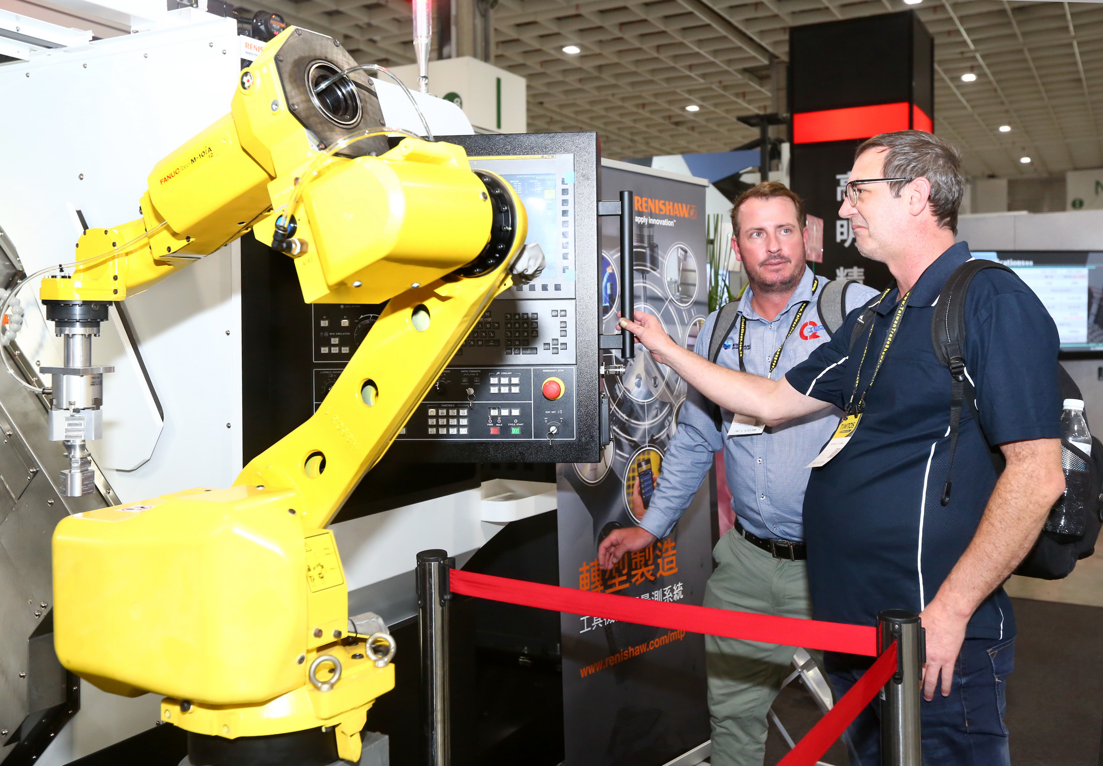 機械手臂吸睛，吸引國外買主駐足參觀