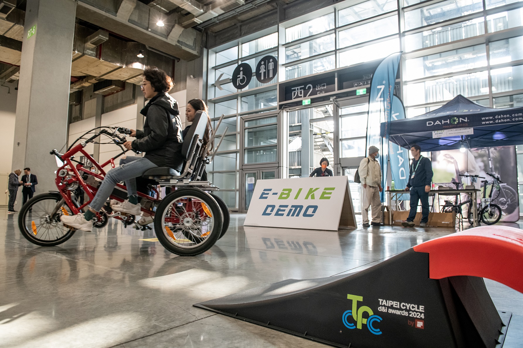 2 2024台北國際自行車展於南港展覽2館4樓，設置BIKEDEMO試乘區，供參觀業者及一般民眾試乘各家廠商最新產品。